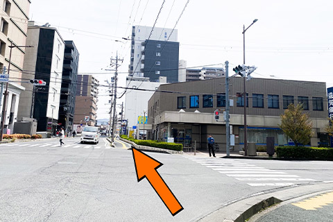 交差点先の滋賀銀行の店舗を横切り更に直進します。