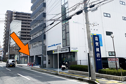 滋賀銀行を越えた2つ目の建物の１階左手側に当院があります。